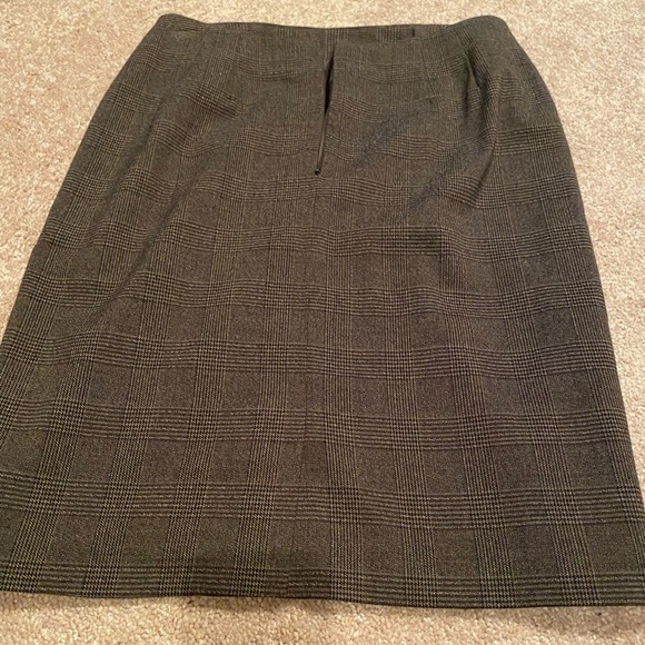 Tailor B. Moss Brown Plaid Skirt - Picture 3 of 7